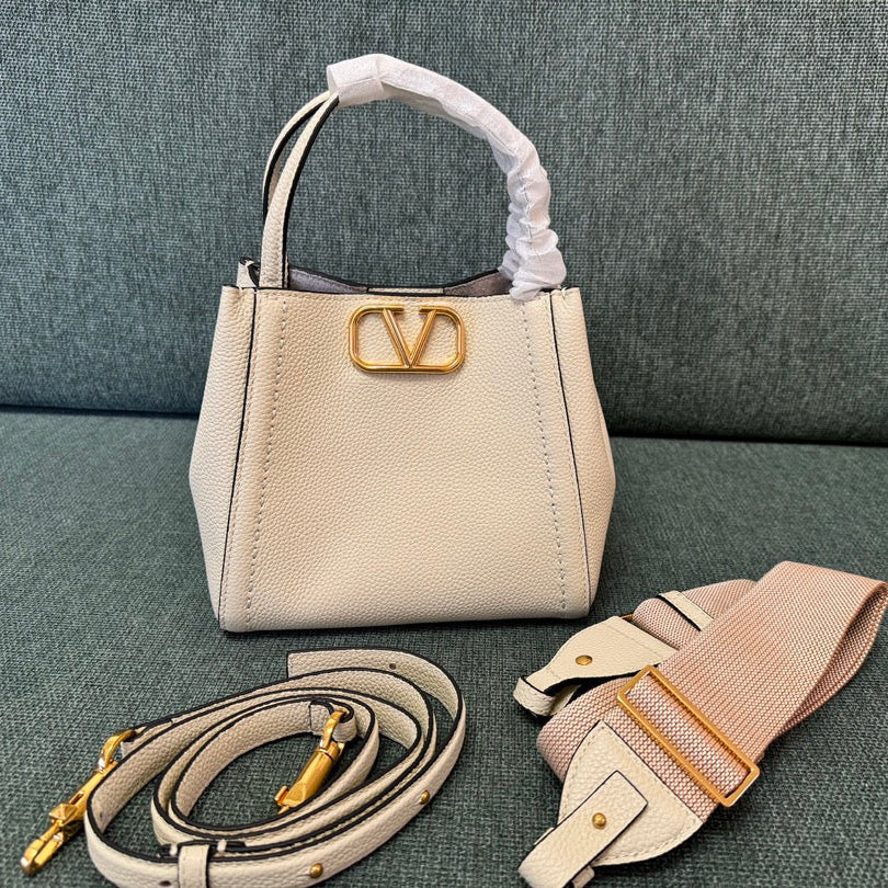 VALENTINO small 19 handbag white calfskin 538536 | Studio Nafay