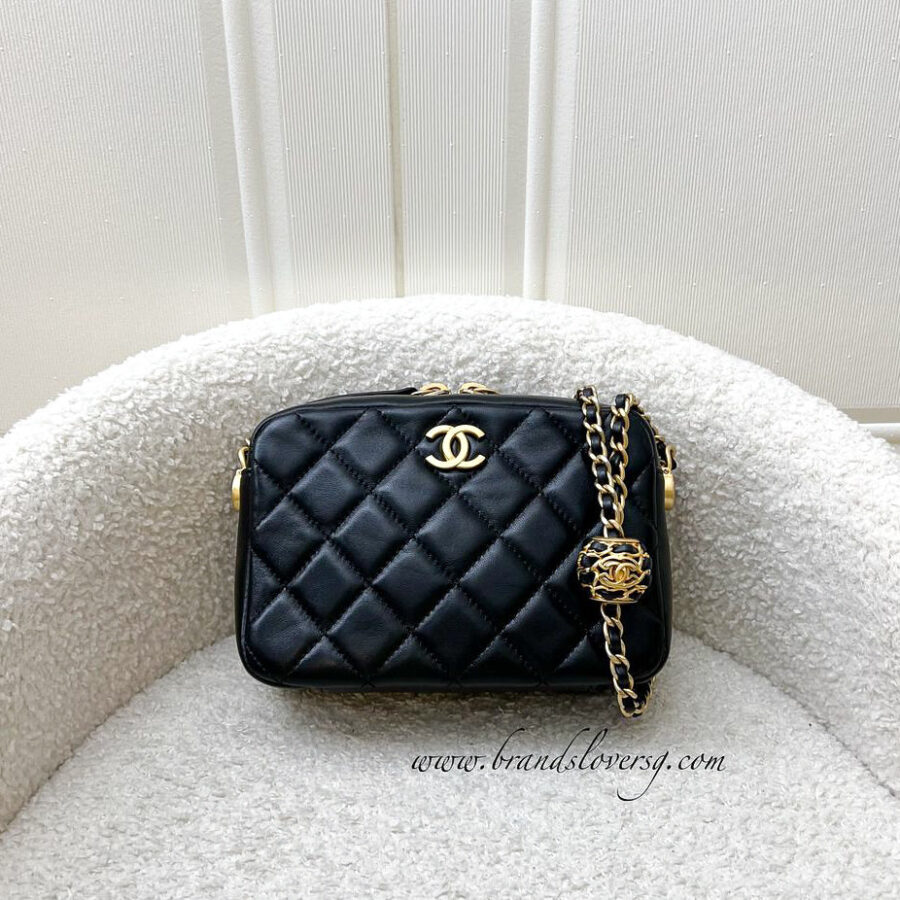 Chanel handbag black – front view
